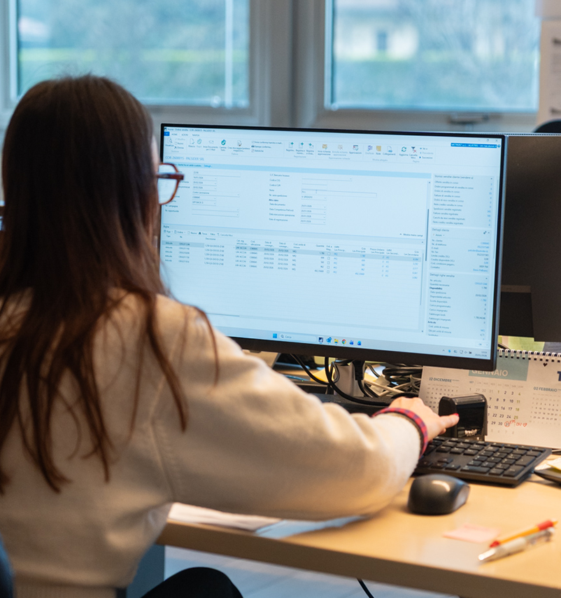 Impiegato che segue un flusso di lavorazione