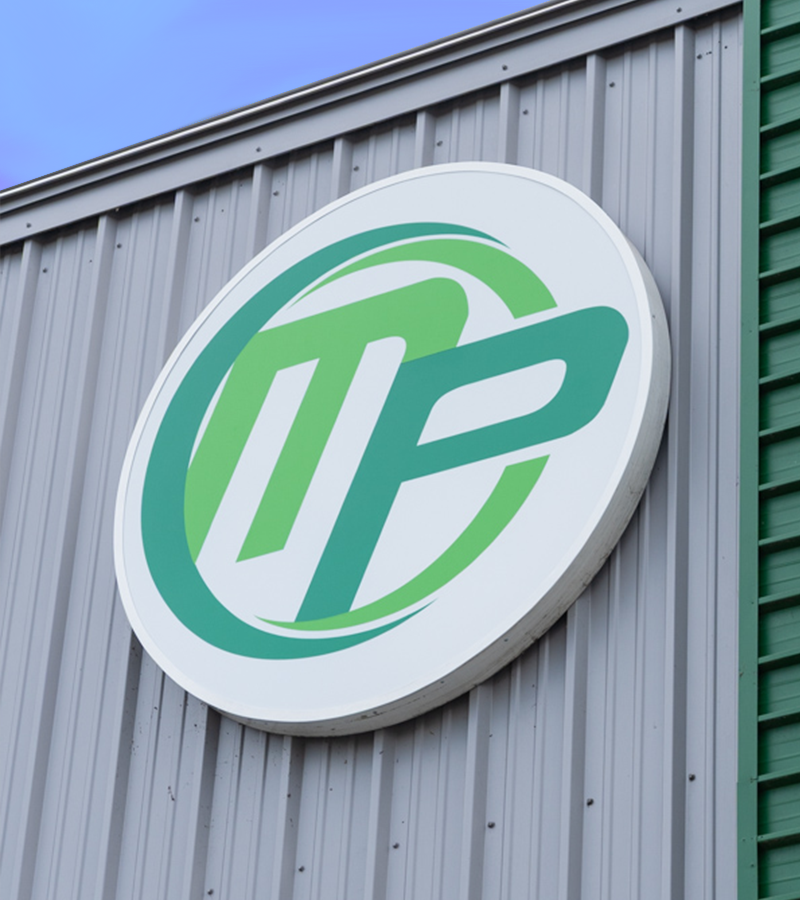 Cartellone con logo Metpaint all'esterno dello stabilimento industriale