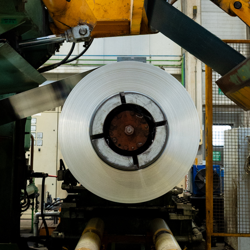 Controllo qualità di un coil preverniciato in laboratorio industriale